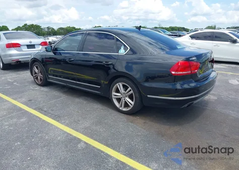 2015 Volkswagen Passat 1.8T Sel Premium z USA, uszkodzony, nr VIN 1VWCS7A37FC024731